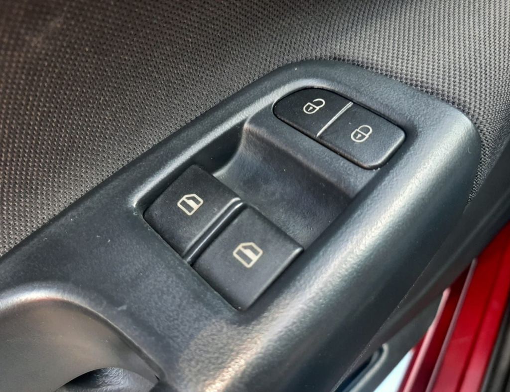 Volkswagem Voyage 1.0 City 4 Portas Modelo 2013 imagem 18