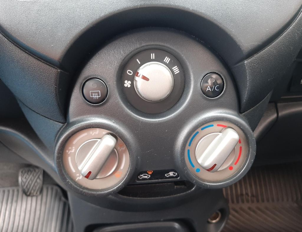 Nissan March Sv 1.6 Flex 4 Portas Modelo 2014 imagem 19