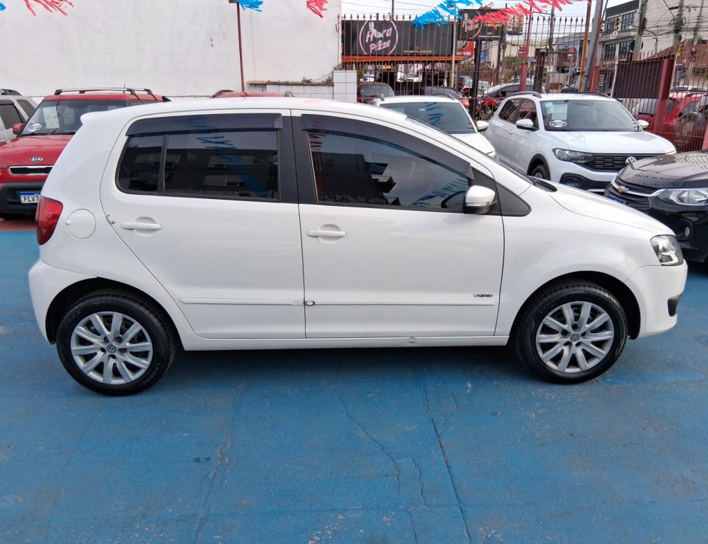 Volkswagen Fox Trend Gii 1.0 Flex 4 Portas Modelo 2014 imagem 3