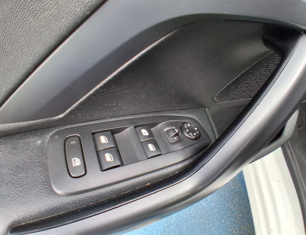 Peugeot 208 Griffe 1.6 Automatico 4 Portas Flex Modelo 2014 imagem 19