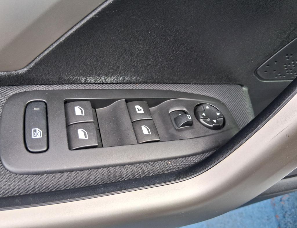 Peugeot 2008 Allure 1.6 Automatico Flex 4 Portas Modelo 2017 imagem 19