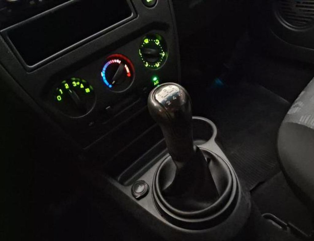 Ford / Fiesta Hatch 1.6 Flex 4 Portas Modelo 2011 imagem 12