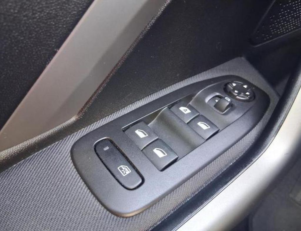 Peugeot / 2008 Allure 1.6 Automático Flex 4 Portas Modelo 2017 imagem 12