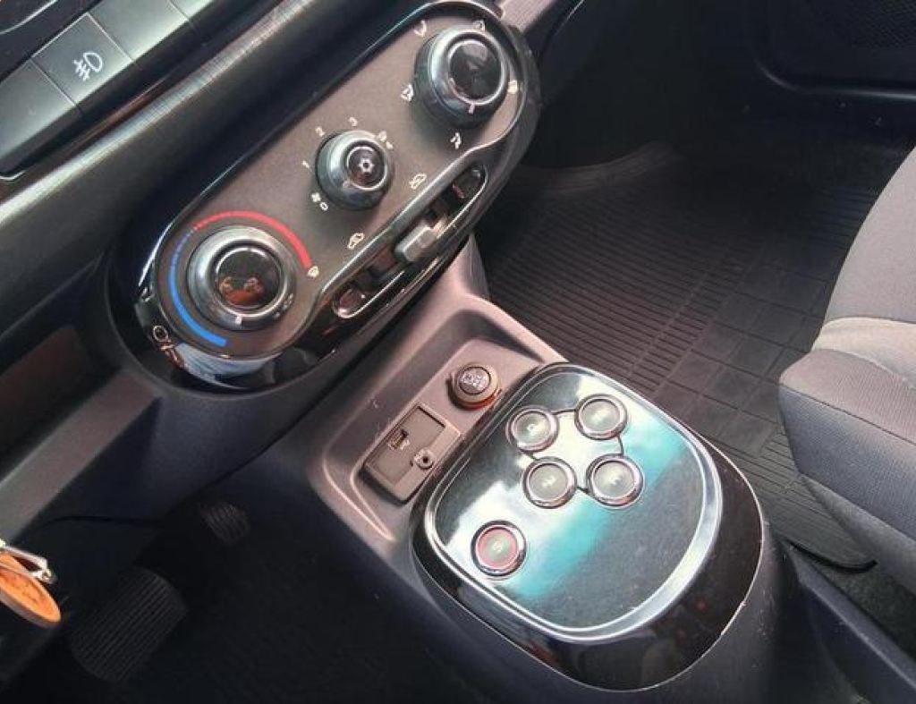 Fiat / Uno Way 1.4 Automático Flex 4 Portas Modelo 2015 imagem 19