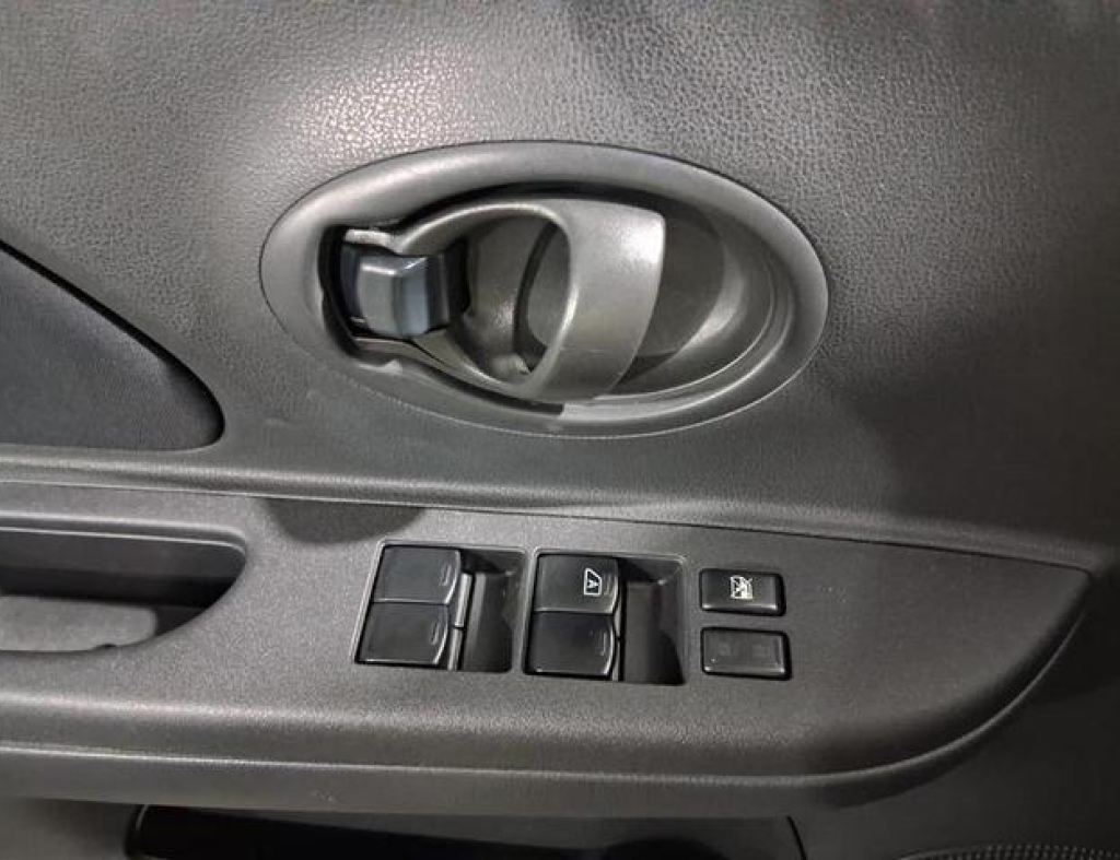 Nissan / March S 1.0 Flex 4 Portas Modelo 2013 imagem 14