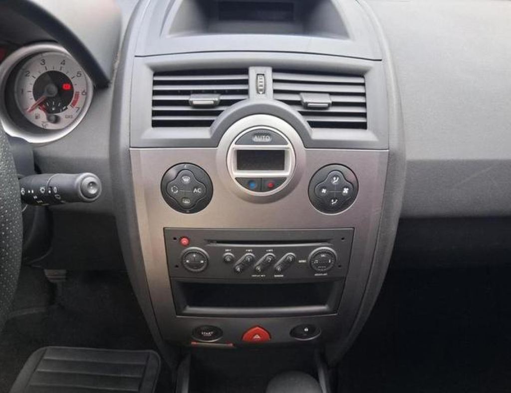Renault / Megane Grand Tour Dynamique 1.6 16V Flex 4 Portas Modelo 2013 imagem 16